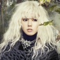 Han Ga In Bergaya Wild dengan Rambut Blonde
