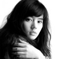 Han Ga In dengan Konsep Foto Hitam Putih