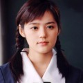 Han Ga In Tampak Natural dengan Baju Seragam
