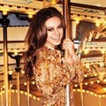 Mila Kunis dengan Balutan Busana Roberto Cavalli