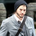 Ashton Kutcher Beraktivitas di Jalan New York