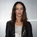 Vanessa Paradis Hadir di Paris Fashion Week