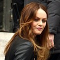 Vanessa Paradis Hadir di Paris Fashion Week