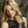 Ashley Benson Berpose di Depan Kamera