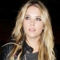Ashley Benson dengan Pakaian Casual