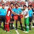 Kapten Vietnam Dao Duy Khanh dan Kapten U-21 Andik Vermansyah Bertukar Bendera