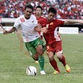 Miko Ardiyanto dan Nguyen Van Manh Berusaha Merebut Bola