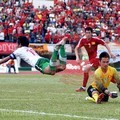 Penjaga Gawang Vietnam Berusaha Menghadang Pemain Indonesia, Fadly M