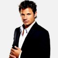 Nick Lachey Tampil Gagah dengan Setelan Jas Hitam