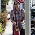 Ben Affleck Mengajak Seraphina Affleck Berjalan-jalan di Brentwood Country Mart