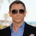Daniel Craig dengan Trend Kacamata Hitam