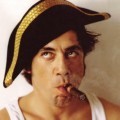 Javier Bardem dengan Topi Bajak Laut dan Cerutu