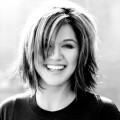 Kelly Clarkson dengan Konsep Foto Hitam Putih