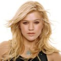 Kelly Clarkson adalah Pemenang TV Show 'American Idol' 2002