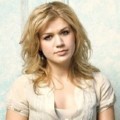 Kelly Clarkson adalah Runner-up TV Show 'World Idol' tahun 2003