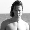 Taylor Kitsch dengan Konsep Foto Hitam Putih