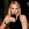 Charlize Theron Berbicara di V-Day Cocktails and Conversation