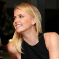 Charlize Theron Berbicara di V-Day Cocktails and Conversation