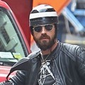 Justin Theroux Berpapasan dengan Terry Richardson saat Berkendara