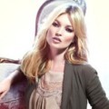 Pose Kate Moss untuk Liu Jo Fashion