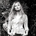 Kate Moss dengan Konsep Foto Hitam Putih