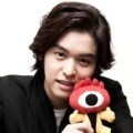 Lee Jang Woo Tampil Lucu dengan Boneka Bermata Satu
