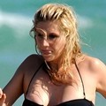 Ke$ha Menikmati Pantai disela Break 'Get $leazy Tour'