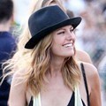 Malin Akerman Menikmati Suasana 'Coachella Valley Music and Arts Festival 2011'