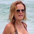 Malin Akerman Menikmati Ombak di Pantai