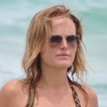Malin Akerman Menikmati Ombak di Pantai