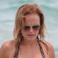Malin Akerman Menikmati Ombak di Pantai