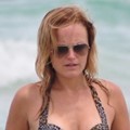 Malin Akerman Menikmati Ombak di Pantai