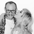 Ke$ha Berpose Bersama Fotografer Kondang Terry Richardson