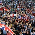 Para Fans McLaren Mercedes Merayakan Kemenangan Jenson Button