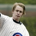 Macaulay Culkin Menikmati Olahraga Base Ball