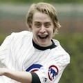 Macaulay Culkin Menikmati Olahraga Base Ball