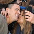 Channing Tatum Berfoto dengan Fans yang Setia Menunggu