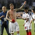 Bambang Pamungkas dan David Beckham Saling Bertukar Kostum