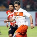 Cristian Gonzales Berebut Bola dengan Bambang Pamungkas dalam Laga Melawan Persija
