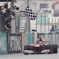 Mobil Fernando Alonso Memasuki Garis Finish di GP F1 Malaysia