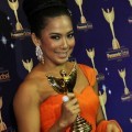 Feni Rose Sabet Piala PGA Kategori Presenter Infotainment Terbaik