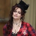 Helena Bonham Carter Berpose dengan Medali 'Commander of The British Empire' di Upacara Pentahbisan