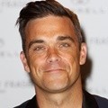 Robbie Williams Saat Launching Pakaian Miliknya