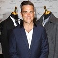 Robbie Williams Saat Launching Pakaian Miliknya