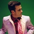 Robbie Williams Dalam Video Shoot 'Tripping'