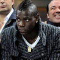 Mario Balotelli Tampil Keren dengan Jas Rajut
