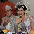 Carissa Putri dan Navies bin Abdullah di Jumpa Pers Usai Akad Nikah
