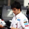 Sergio Perez Membagikan Tanda Tangan di News Conference