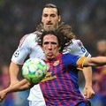 Zlatan Ibrahimovic Berebut Bola dengan Carles Puy di Leg Pertama Liga Champions