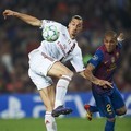 Zlatan Ibrahimovic dan Dani Alves Saling Berebut Bola di Liga Champions